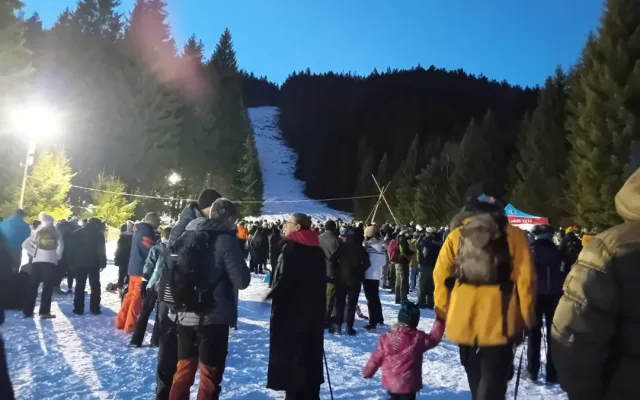 Z nejprudší české sjezdovky se při legendární silvestrovské jízdě spustilo 48 lyžařů se zapáleními pochodněmi