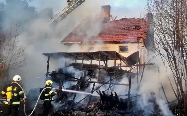 VIDEO: Nedbalost způsobila požár a škody za miliony, plameny krotilo osm jednotek hasičů