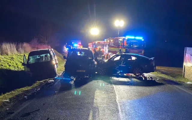 Nehoda tří osobáků si vyžádala celkem čtyři zraněné. Kluzká vozovka potrápila i řidiče autobusu