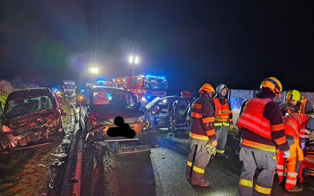 Nehoda tří osobáků si vyžádala celkem čtyři zraněné. Kluzká vozovka potrápila i řidiče autobusu