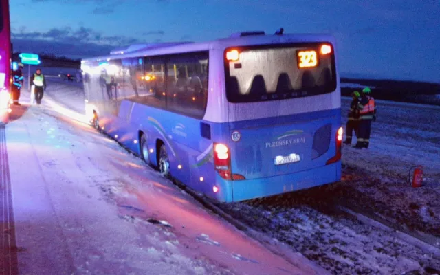 Nehoda tří osobáků si vyžádala celkem čtyři zraněné. Kluzká vozovka potrápila i řidiče autobusu