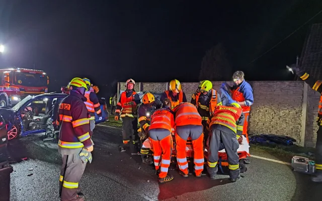 Nehoda tří osobáků si vyžádala celkem čtyři zraněné. Kluzká vozovka potrápila i řidiče autobusu