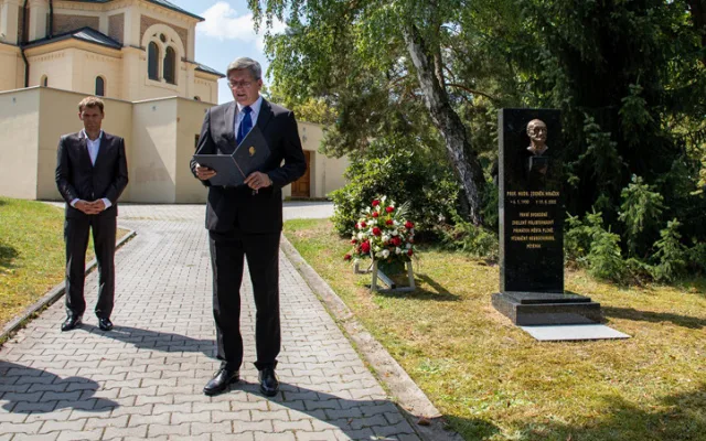 Čestný hrob odhalilo město v srpnu 2023.