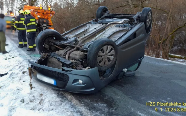 Mezi Novým Městečkem a Hartmanicemi se střetla dvě osobní auta. Jedno vozidlo je na střeše, druhé v příkopu