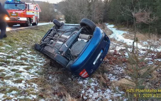 Nedaleko Petrovic u Sušice skončilo ve škarpě osobní auto.
