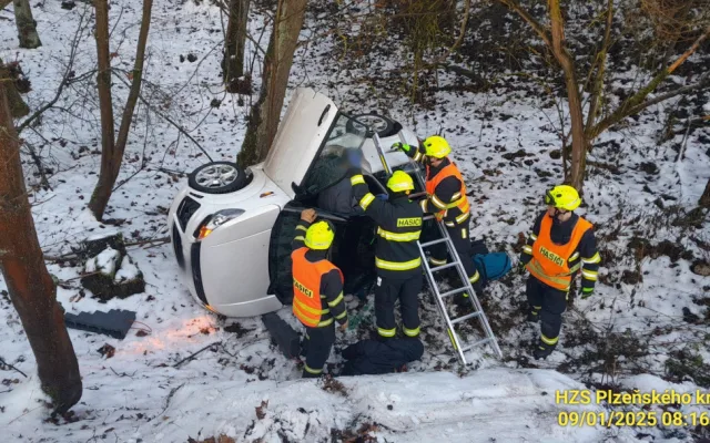 Mezi Hromnicemi a Českou bízou došlo k nehodě jednoho osobního automobilu.