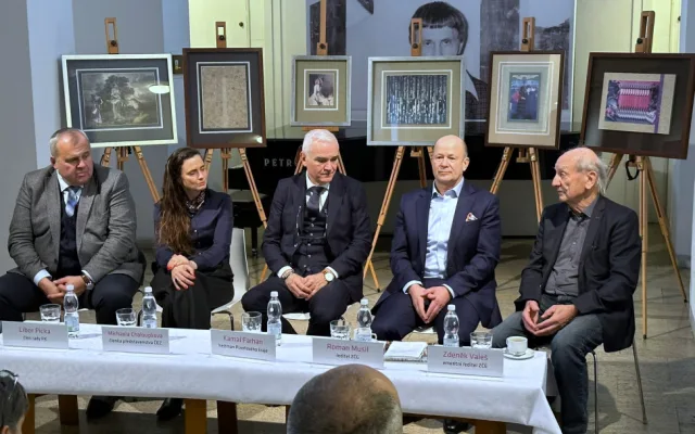 Unikátní sbírku 66 koláží světově proslulého umělce Jiřího Koláře získala galerie darem od společnosti ČEZ