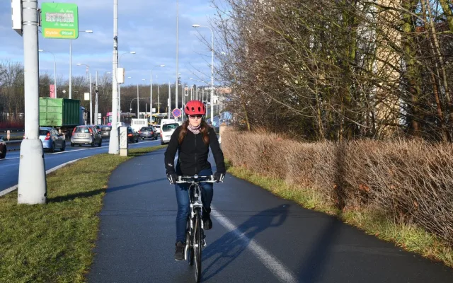 Cyklisty na frekventovaných stezkách nově sledují dva sčítače s displejem, město za ně dalo bezmála milion