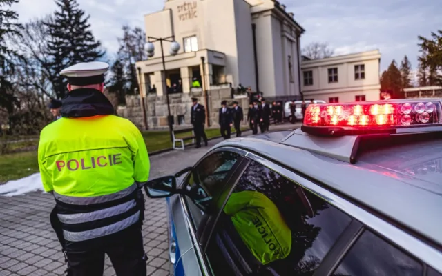 Policisté se poctami rozloučili se svým kolegou. Tragicky zahynul během výkonu služby při nehodě na D5