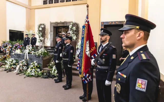 Policisté se poctami rozloučili se svým kolegou. Tragicky zahynul během výkonu služby při nehodě na D5