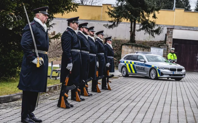 Policisté se poctami rozloučili se svým kolegou. Tragicky zahynul během výkonu služby při nehodě na D5