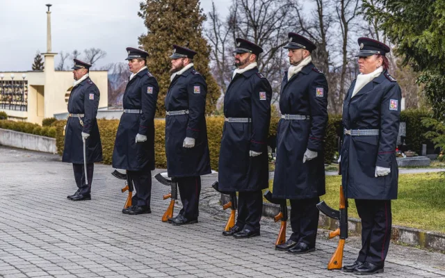 Policisté se poctami rozloučili se svým kolegou. Tragicky zahynul během výkonu služby při nehodě na D5