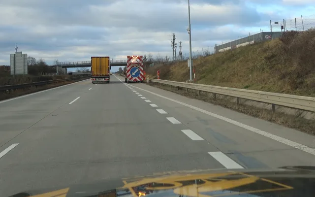 Lišku srazilo na dálnici D5 auto. Těžce zraněnou samici nechtěl opustit její partner a neustále vbíhal do vozovky