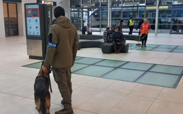 Policejní psi vyrazili do ostré akce na vlakové nádraží. Pět z osmnácti zkontrolovaných osob u sebe mělo drogy