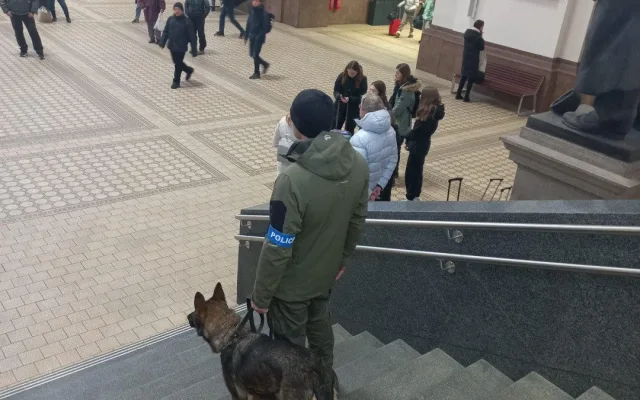 Policejní psi vyrazili do ostré akce na vlakové nádraží. Pět z osmnácti zkontrolovaných osob u sebe mělo drogy