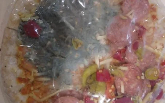 Polská mražená pizza obsahovala porci plísně navíc, prodával ji oblíbený řetězec