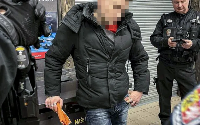 Kuriózním způsobem se pokoušel skrýt před strážníky svoji pravou identitu přistižený zloděj. Krádež vysvětlil jen těžko uvěřitelnou báchorkou