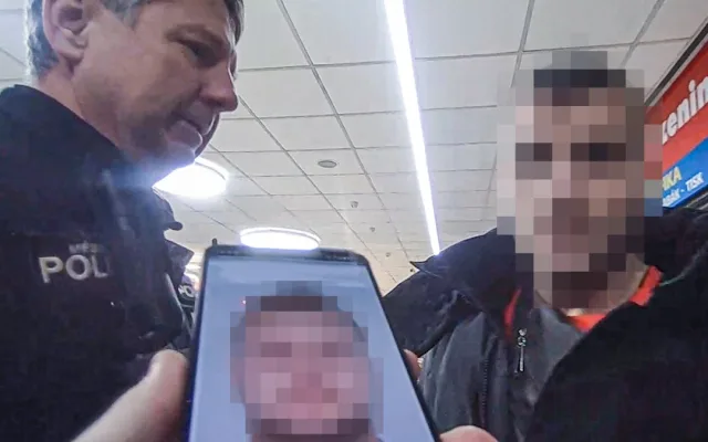 Kuriózním způsobem se pokoušel skrýt před strážníky svoji pravou identitu přistižený zloděj. Krádež vysvětlil jen těžko uvěřitelnou báchorkou