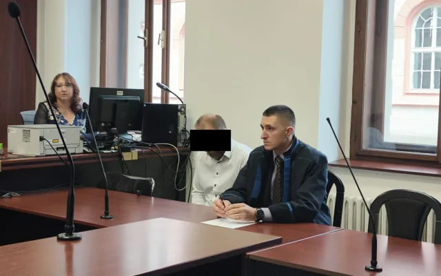 Koloběžkář po hádce uškrtil motorkáře a z místa činu odjel. Soud radikálně zmírnil jeho trest