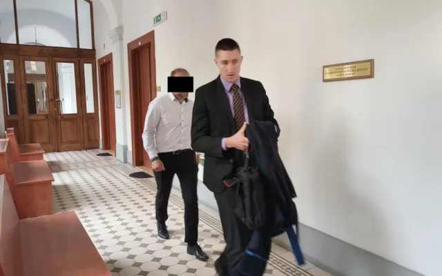 Koloběžkář po hádce uškrtil motorkáře a z místa činu odjel. Soud radikálně zmírnil jeho trest
