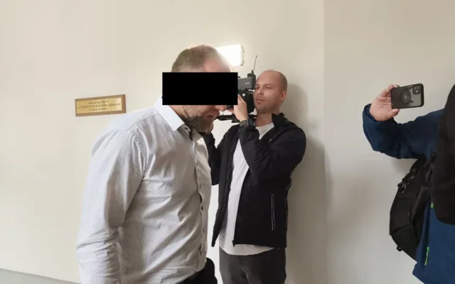 Koloběžkář po hádce uškrtil motorkáře a z místa činu odjel. Soud radikálně zmírnil jeho trest