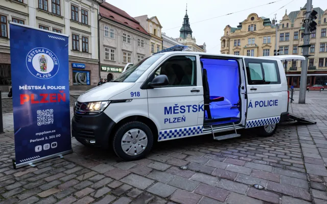 Strážníci mají nové a snadno omyvatelné auto pro převoz opilců na záchytku, ročně jich tam přepraví stovky