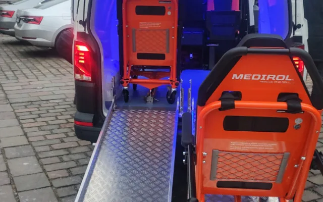 Strážníci mají nové a snadno omyvatelné auto pro převoz opilců na záchytku, ročně jich tam přepraví stovky
