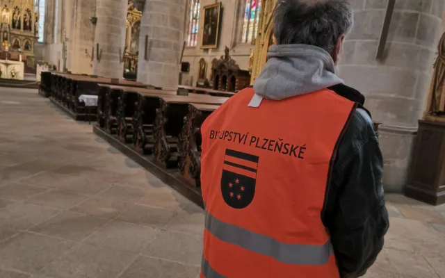 Týpek nadával v kostele, tak jsem ho vyprovodil ven, říká strážce katedrály. Ještě nedávno žil na ulici