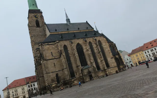 Týpek nadával v kostele, tak jsem ho vyprovodil ven, říká strážce katedrály. Ještě nedávno žil na ulici