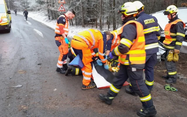 Ženu a malé dítě museli hasiči vyprostit z havarovaného auta, řidička dostala smyk a narazila do čtyř stromů