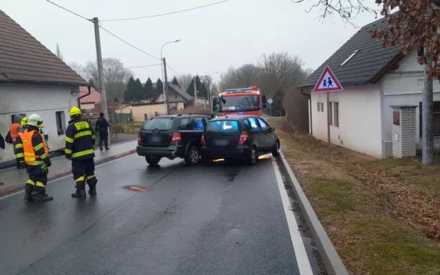 Západní Čechy zasáhla extrémní ledovka, policisté řeší větší množství nehod, problémy mají i hasiči