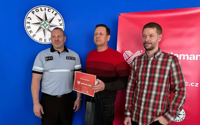 Zleva plk. Michal Krejbich (náměstek ředitele pro službu kriminální policie), Michal Houdek (oceněný), Jan Marek (ředitel projektu Gentleman silnic)