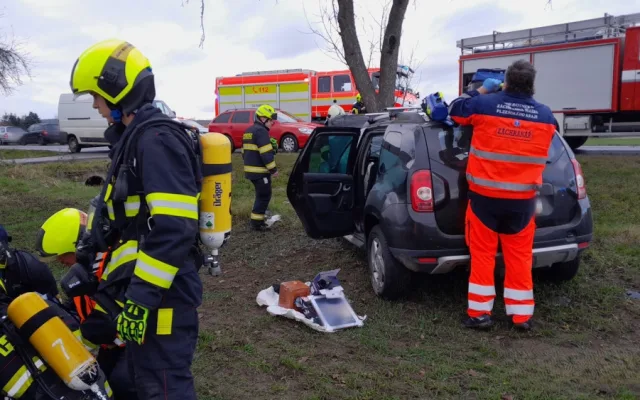 VIDEO: Žena zůstala po nárazu do stromu uvězněná v hořícím autě. Muž ji vysvobodil a nyní získal ocenění