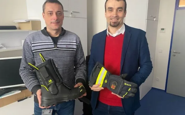 VIDEO: Vědci z Plzně vymysleli chytré boty a rukavice, které sledují polohu i bez GPS. Pomůžou hasičům