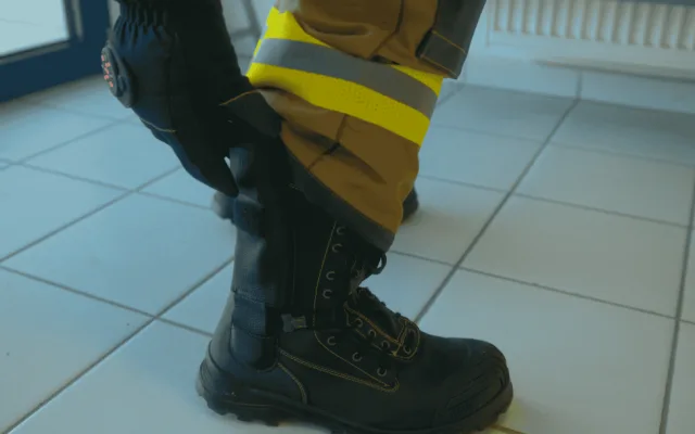VIDEO: Vědci z Plzně vymysleli chytré boty a rukavice, které sledují polohu i bez GPS. Pomůžou hasičům