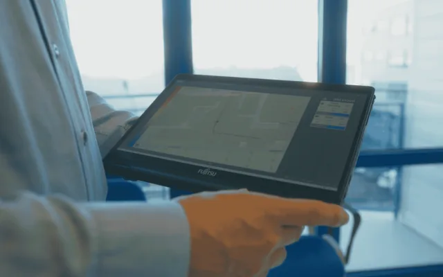VIDEO: Vědci z Plzně vymysleli chytré boty a rukavice, které sledují polohu i bez GPS. Pomůžou hasičům