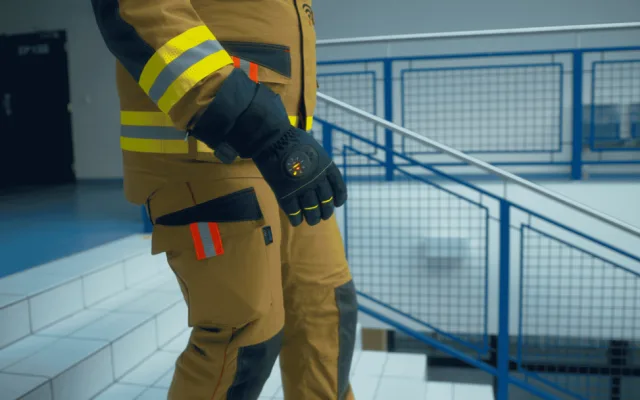 VIDEO: Vědci z Plzně vymysleli chytré boty a rukavice, které sledují polohu i bez GPS. Pomůžou hasičům