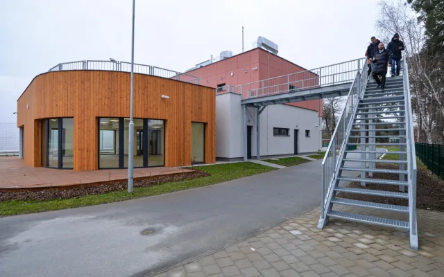 Sportovní areál Prokopávka v Plzni má nové šatny a restauraci. Investice přesáhla 30 milionů korun