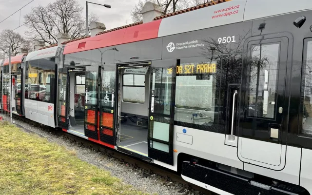 Nová luxusní tramvaj pro Prahu vyjela poprvé na zkušební trať v areálu plzeňského výrobce