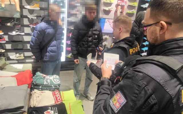 Cizinecká policie v akci v nákupním centru