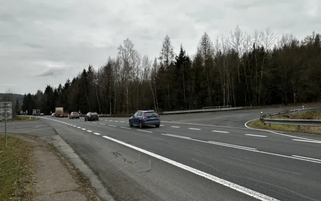 Křižovatka smrti na frekventovaném úseku silnice I/20 by měla projít úpravou. Jde o místo častých nehod