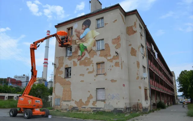 Nechvalně proslulý objekt zdobí malba streetartvého umělce vystupujícího pod přezdívkou ChemiS. Vznikla v rámci festivalu WALLZ, foto: Zuzana Duzbabová