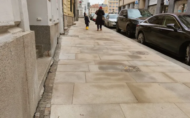 Oprava ulice v historické části města stále budí emoce, lidem vadí třeba moderní lampy