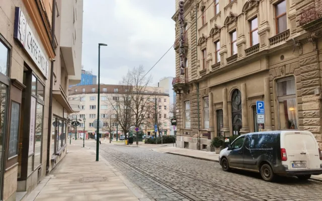 Oprava ulice v historické části města stále budí emoce, lidem vadí třeba moderní lampy