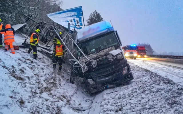Ranní nehoda kamionu a dodávky na