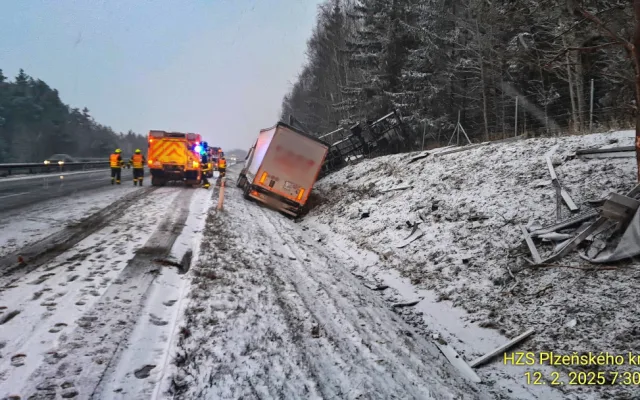 Ranní nehoda kamionu a dodávky na
