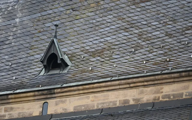 Krov katedrály je v havarijním stavu, dělníci budou muset vyměnit i odlamující se břidlicovou krytinu