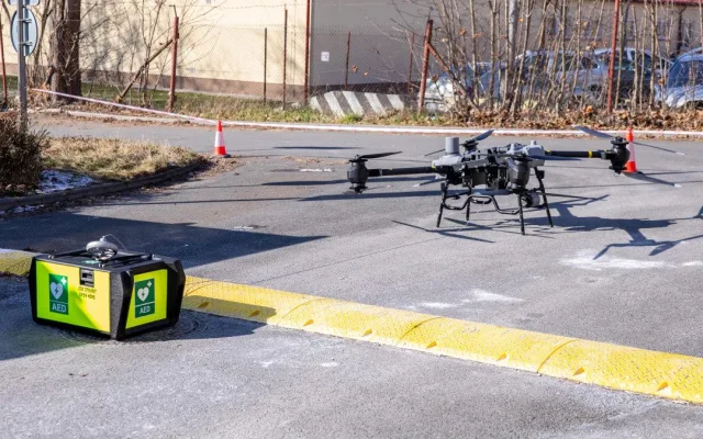 Transport zdravotnického materiálu pomocí dronů pro záchrannou službu testuje jako první v ČR unikátní projekt