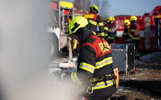 VIDEO: Drážní hasiči nacvičovali zásah, kdy z poškozené cisterny unikala nebezpečná kyselina octová
