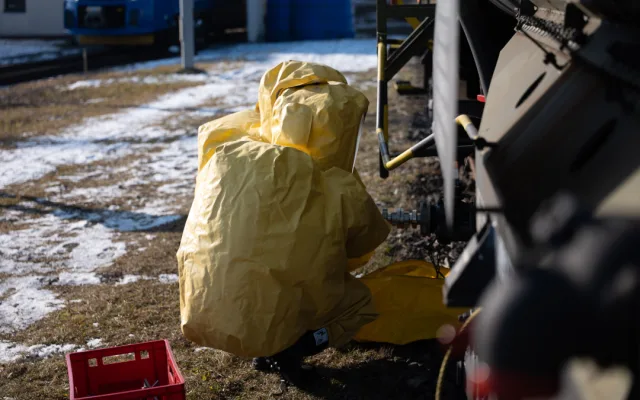 VIDEO: Drážní hasiči nacvičovali zásah, kdy z poškozené cisterny unikala nebezpečná kyselina octová